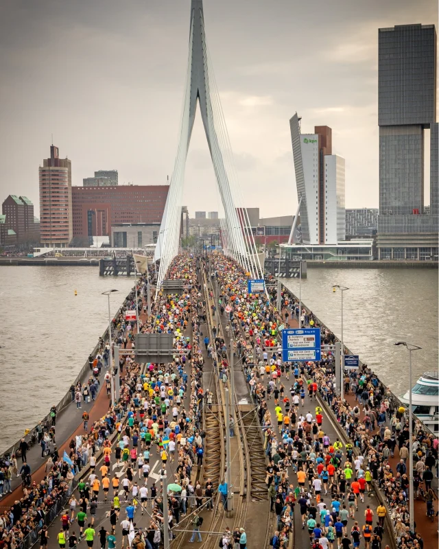 Het startschot heeft geklonken, je vliegt over de Erasmusbrug en duizenden mensen schreeuwen de longen uit hun lijf voor jou! #demooiste 🧡

#nnmarathonrotterdam #rotterdam #erasmusbrug